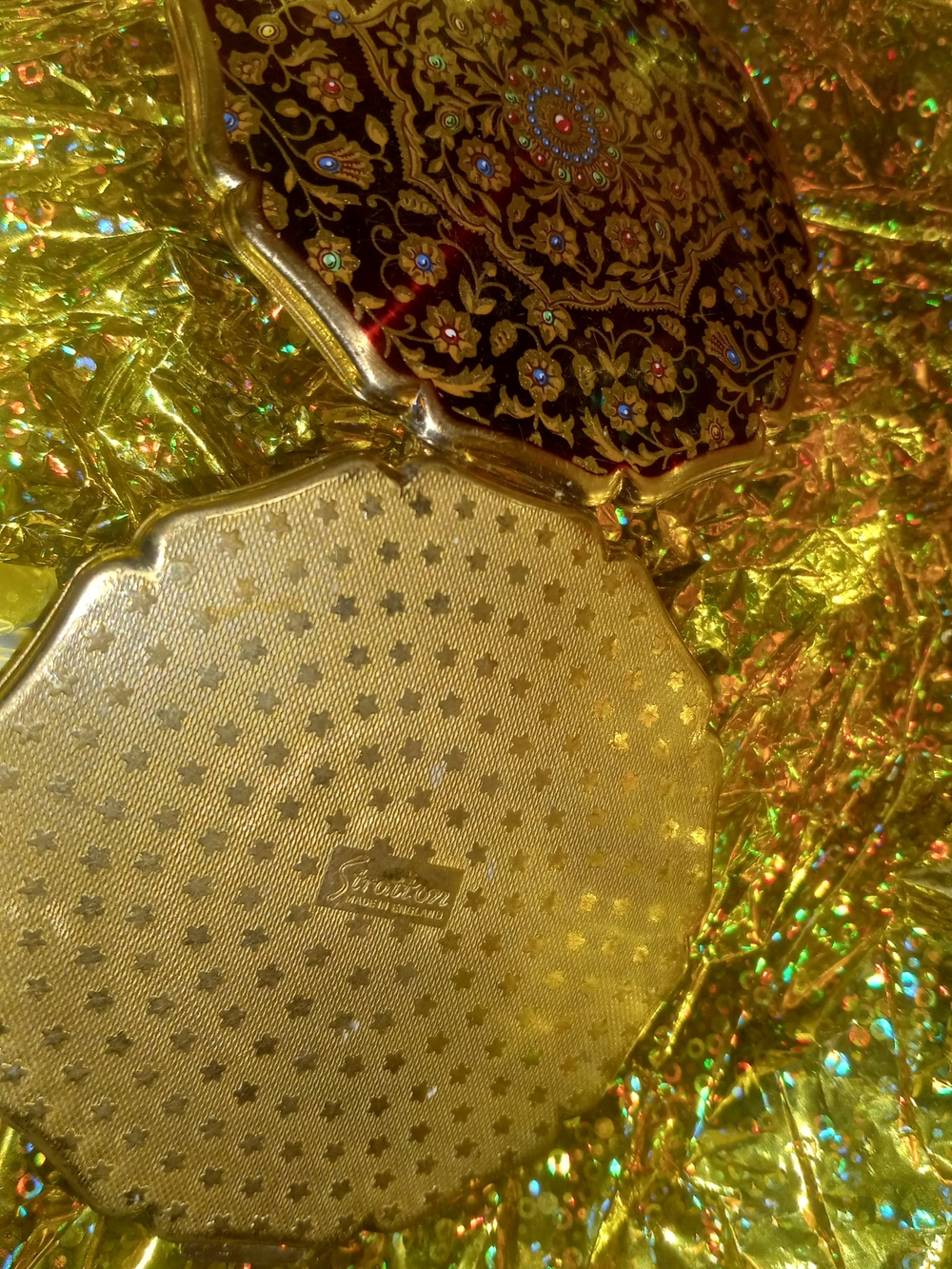 Compact Powder Puff Vintage Mirror – Elegant Portable Accessory - Picture 2 of 3